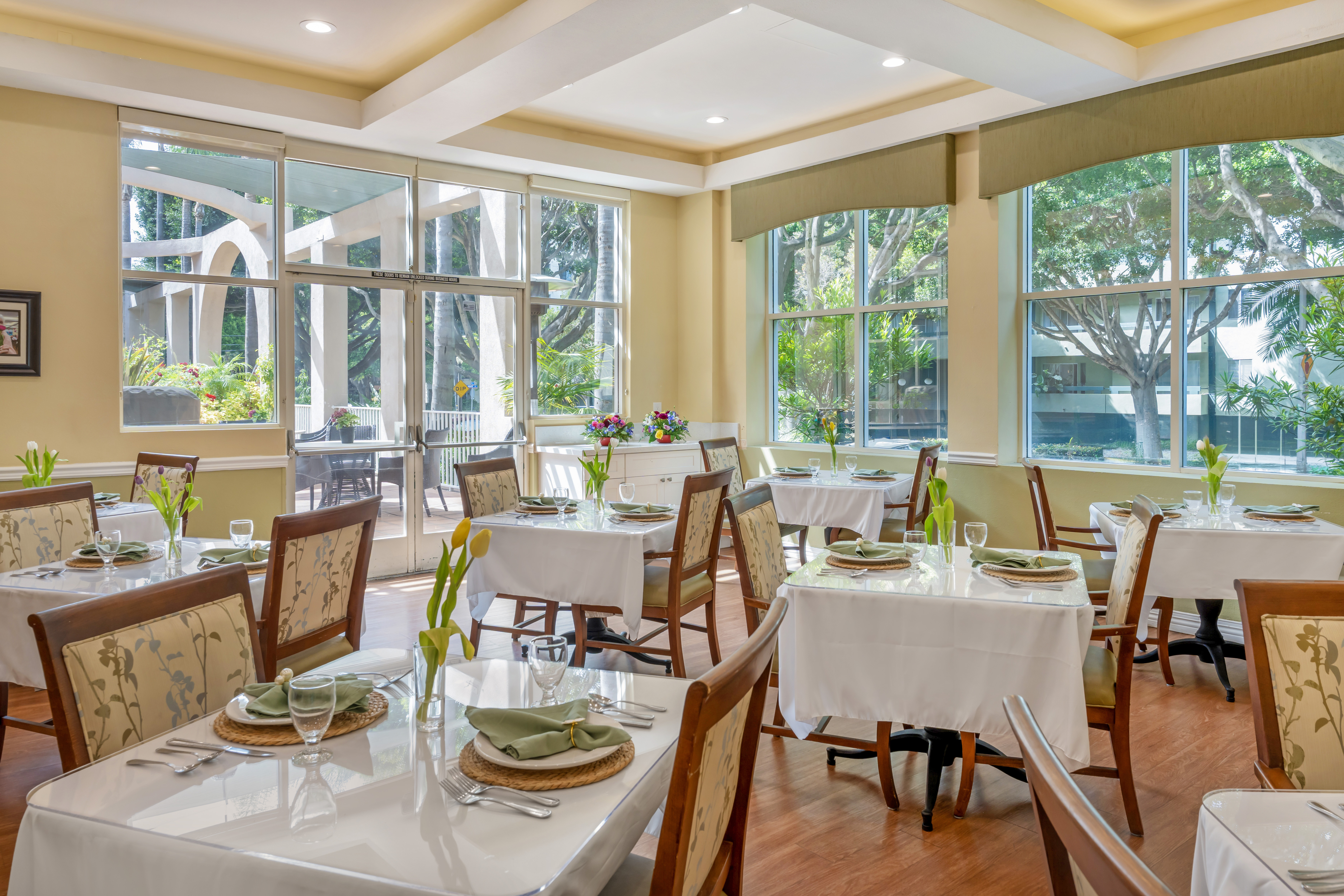 santa-monica-gardens-dining-room